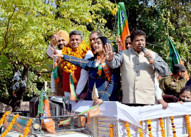 BJP candidate Sanjeev Vashisht and other senior party leaders during a road show on Friday. (HT)