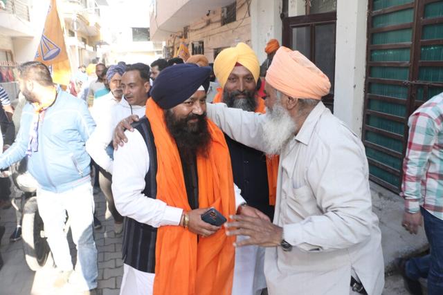 SAD-BSP candidate Parvinder Singh Sohana campaigning in Mohali through door-to-door visits. (HT)