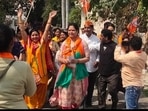 Bindu Bora, wife of BJP candidate from Lucknow North, Neeraj Bora, campaigning for her husband Neeraj Bora. (HT Photo)(HT_PRINT)