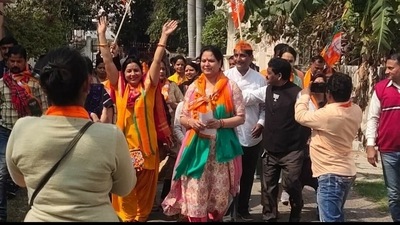 Bindu Bora, wife of BJP candidate from Lucknow North, Neeraj Bora, campaigning for her husband Neeraj Bora. (HT Photo) (HT_PRINT)