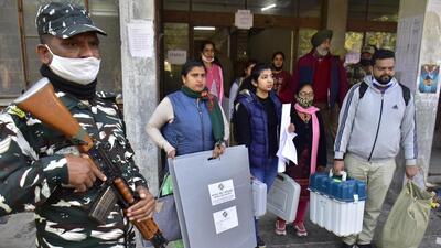 Election staff leaving for their polling stations, on the eve of voting in Punjab, on Saturday. (Sameer Sehgal/HT)