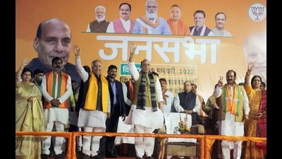 Defence minister Rajnath Singh during a poll campaign in Lucknow. (deepak gupta/ht photo) Defence minister Rajnath Singh during a poll campaign in Lucknow. (deepak gupta/ht photo)