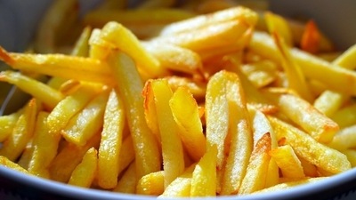 Oily/fried/fatty foods: Fried or fatty foods tend to slow down digestion. Human body needs to work very hard to digest fried and fatty foods leading to acidity and sometimes gas formation. Go for stir-fried foods or use an air-fryer for reducing the fat content of the dish. (Pixabay)