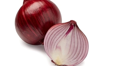 Onions: Onion is a very common ingredient used in food preparations. It can be eaten cooked as well as raw. The fructose (sugar) present in onions can cause gas to form. Fructose is easily digested by the human gut, but in some cases consuming raw onions may lead to gas formation. So if it causes you trouble, better to have it as sautéed or in curries and subjis. (Pixabay)