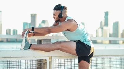 Reduces pain: A 2015 study on 88 university students found that an 8-week stretching and strengthening routine was able to significantly reduce pain caused by poor posture. (Unsplash) Reduces pain: A 2015 study on 88 university students found that an 8-week stretching and strengthening routine was able to significantly reduce pain caused by poor posture. (Unsplash)