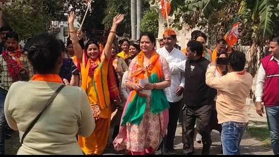 Bindu Bora, wife of BJP candidate from Lucknow North, Neeraj Bora, campaigning for her husband Neeraj Bora. (HT Photo) (HT_PRINT)