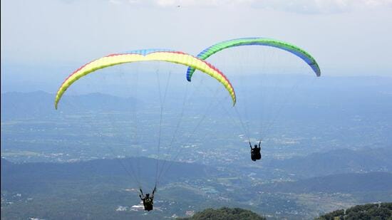 Strolling down the village, we stopped at an adventure club, which provides booking for paragliding from the Billing take off-site. (HT Photo) Strolling down the village, we stopped at an adventure club, which provides booking for paragliding from the Billing take off-site. (HT Photo)