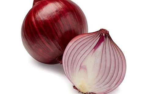 Onions: Onion is a very common ingredient used in food preparations. It can be eaten cooked as well as raw. The fructose (sugar) present in onions can cause gas to form. Fructose is easily digested by the human gut, but in some cases consuming raw onions may lead to gas formation. So if it causes you trouble, better to have it as sautéed or in curries and subjis.(Pixabay)