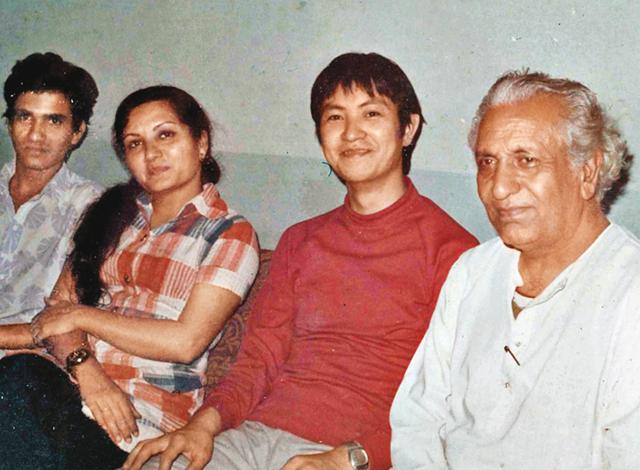 With a Japanese delegate who was learning music from Suresh’s guru, Acharya Jialal Vasant, and his daughter Prem Vasant With a Japanese delegate who was learning music from Suresh’s guru, Acharya Jialal Vasant, and his daughter Prem Vasant