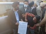 Deputy commissioner Gurpreet Singh Khaira handing over certificate to first-time voters Sohna and Mohna who are conjoined twins but cast separate votes on Sunday. (Sameer Sehgal/ Hindustan Times) Deputy commissioner Gurpreet Singh Khaira handing over certificate to first-time voters Sohna and Mohna who are conjoined twins but cast separate votes on Sunday. (Sameer Sehgal/ Hindustan Times)