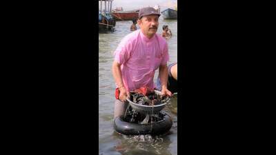 Ganga activist Rajesh Shukla cleaning the Dashashwamedh Ghat. (HT Photo)