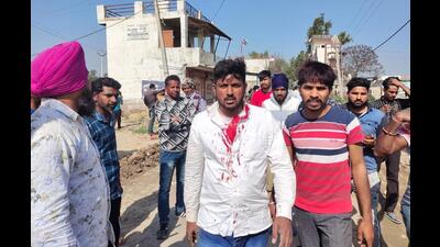 Surjit Singh, the Aam Aadmi Party worker, who sustained injuries after a clash with BJP supporters at the border village of Jallo Kee in Ferozepur district on Sunday. (HT Photo)