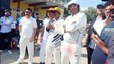 Divisional Commissioner Deepak Agarwal and district magistrate Kaushal Raj Sharma with IAS-11 team at Sports stadium ground, Sigra Varanasi (HT PHOTO)