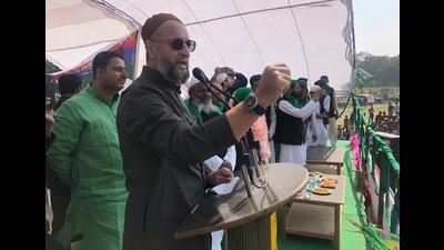 Owaisi addressing a rally in Kheri town of Lakhimpur Kheri on Sunday. (HT PHOTO)