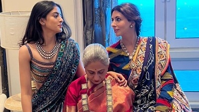 Navya Naveli Nanda, Jaya Bachchan, Shweta Bachchan in a new picture. Navya Naveli Nanda, Jaya Bachchan, Shweta Bachchan in a new picture.