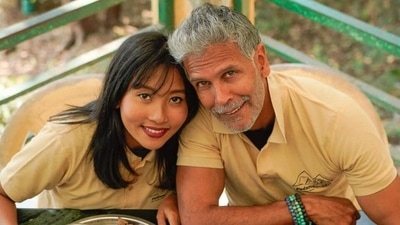 Milind Soman does 50 push-ups in 50 seconds at 56 in video shot by Ankita Konwar: Best thing to do at sunset Milind Soman does 50 push-ups in 50 seconds at 56 in video shot by Ankita Konwar: Best thing to do at sunset