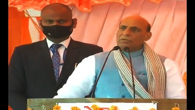 Union defence minister Rajnath Singh addressing a public meeting in Pratapgarh on Sunday. (HT photo) Union defence minister Rajnath Singh addressing a public meeting in Pratapgarh on Sunday. (HT photo)