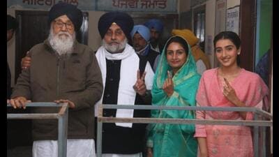 Shiromani Akali Dal patriarch Parkash Singh Badal with party chief Sukhbir Singh Badal and Bathinda SAD MP Harsimrat Kaur Badal and their daughter Harkirat Kaur Badal after voting at Badal village in Lambi constituency of Muktsar district on Sunday. (Sanjeev Kumar/HT) Shiromani Akali Dal patriarch Parkash Singh Badal with party chief Sukhbir Singh Badal and Bathinda SAD MP Harsimrat Kaur Badal and their daughter Harkirat Kaur Badal after voting at Badal village in Lambi constituency of Muktsar district on Sunday. (Sanjeev Kumar/HT)
