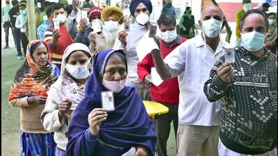 Ludhiana residents queue up to vote on Sunday. The rural segments reported a higher turnout as compared to the urban belt. (Gurpreet Singh/HT) Ludhiana residents queue up to vote on Sunday. The rural segments reported a higher turnout as compared to the urban belt. (Gurpreet Singh/HT)