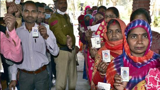 Migrants queuing up outside a polling station in Ludhiana on Sunday, awaiting their turn to vote. (Gurpreet Singh/HT)