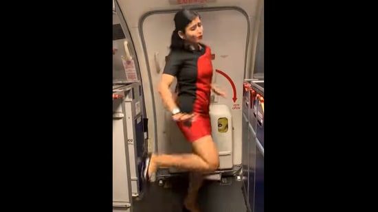 Uma Meenakshi, an air hostess, dancing to Alia Bhatt's Dholida from Gangubai Kathiwadi.&nbsp;(instagram/@yamtha.uma)