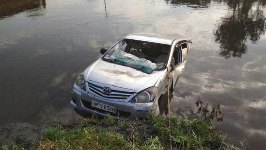 Nine people died after their car fell off into the Chambal river in Kota.(HT Photo)