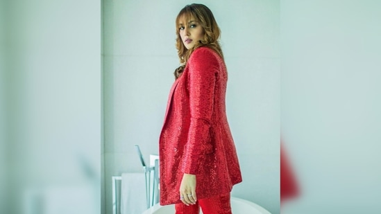 For her hairdo, Huma Qureshi opted for beachy waves with fringes. She wore minimal makeup that blended well with her bold look.(Instagram/@iamhumaq)