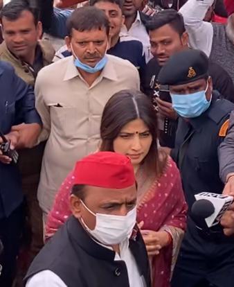 Akhilesh Yadav and wife Dimple Yadav after they cast their vote in their village Saifai booth number 239 for Jaswant Nagar seat. (Sughar Singh/HT Photo) Akhilesh Yadav and wife Dimple Yadav after they cast their vote in their village Saifai booth number 239 for Jaswant Nagar seat. (Sughar Singh/HT Photo)
