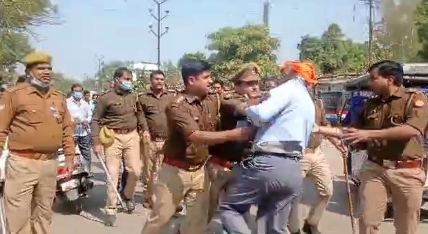 Police and BJP workers clash in Juhi area of Kanpur. (HT ) Police and BJP workers clash in Juhi area of Kanpur. (HT )