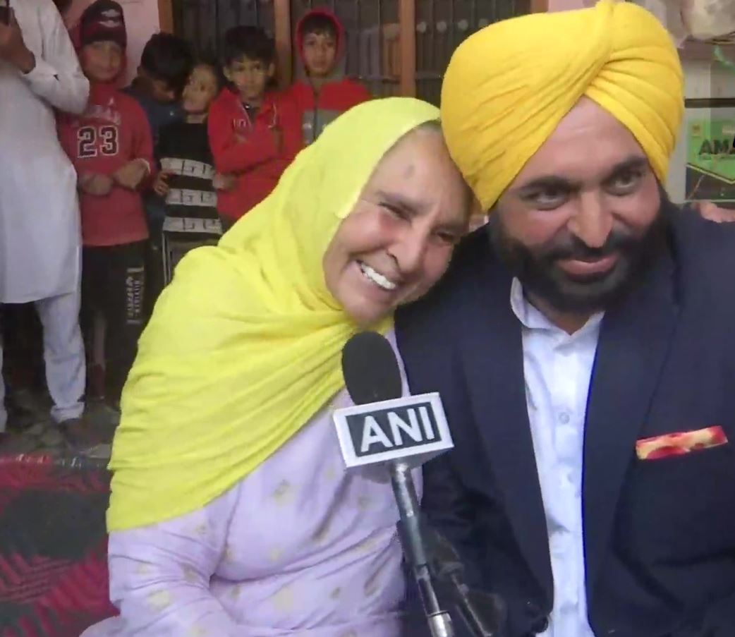 AAP's chief ministerial candidate Bhagwant Mann with his mother Harpal Kaur. (ANI Photo)
