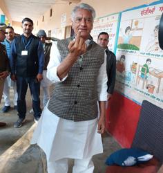 Former Punjab Congress chief Sunil Jakhar after casting his vote on Sunday. (HT Photo) Former Punjab Congress chief Sunil Jakhar after casting his vote on Sunday. (HT Photo)