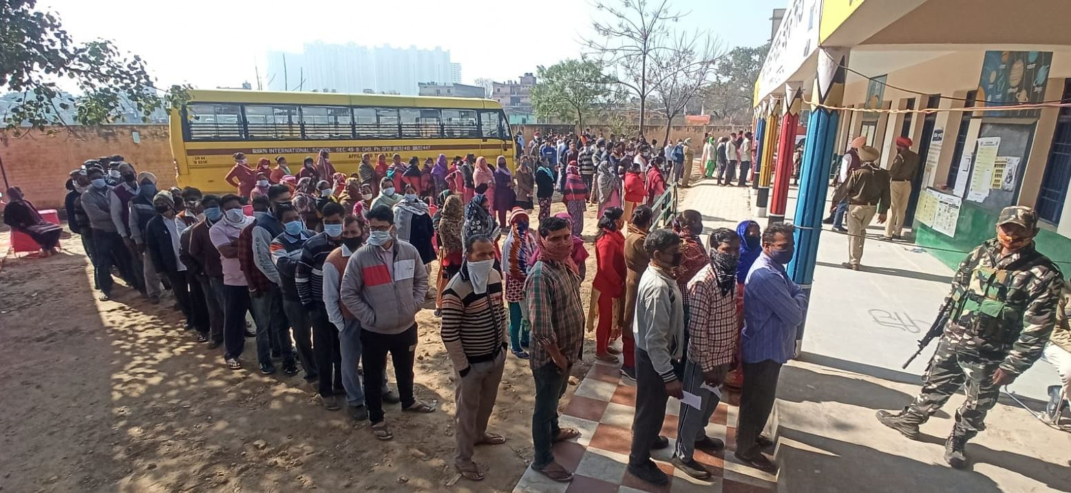 Queue of voters to cast their vote for Punjab assembly elections at Jhujhar nagar of district Mohali on Sunday. (Photo by Ravi Kumar HT)