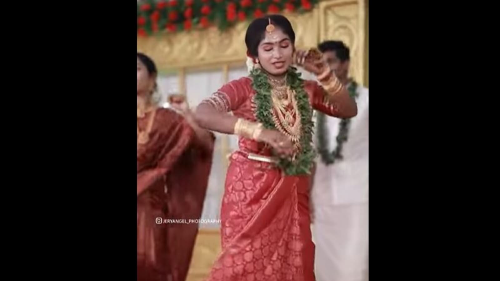 Kerala bride dances to Sara Ali Khan's Chaka Chak in viral Instagram Reel. Watch | Trending - Hindustan Times Kerala bride dances to Sara Ali Khan's Chaka Chak in viral Instagram Reel. Watch | Trending - Hindustan Times