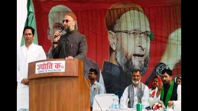 Asaduddin Owaisi addressing a public meeting in Pratapgarh on Monday. (HT) (ht) Asaduddin Owaisi addressing a public meeting in Pratapgarh on Monday. (HT) (ht)