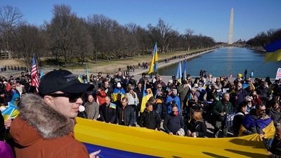 People gather for a vigil in solidarity with Ukraine on Sunday (Feb 20) at the Lincoln Memorial in Washington, US. (AP) People gather for a vigil in solidarity with Ukraine on Sunday (Feb 20) at the Lincoln Memorial in Washington, US. (AP)