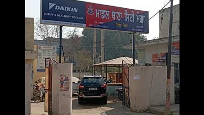 The SUV in which actor Sonu Sood was seated outside a polling booth at Landheke village in Moga assembly constituency on Sunday. It was impounded by the police on the complaint of the poll observer. (HT Photo)