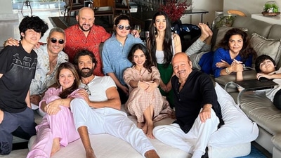 Hrithik Roshan and Saba Azad with his family. Hrithik Roshan and Saba Azad with his family.