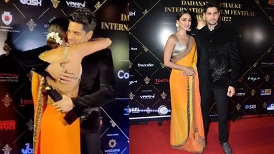 Kiara Advani and Sidharth Malhotra greeted each other with a warm hug at Dadasaheb Phalke Awards on Sunday. (Varinder Chawla) Kiara Advani and Sidharth Malhotra greeted each other with a warm hug at Dadasaheb Phalke Awards on Sunday. (Varinder Chawla)