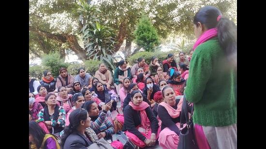 The ASHA workers association staged a protest outside the office of deputy commissioner-cum-district election officer Varinder Sharma in Ludhiana. (HT Photo)
