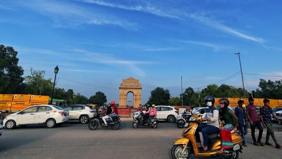 People throng India Gate to witness pleasant weather in New Delhi.&nbsp;(ANI file photo)