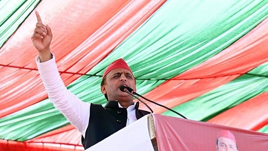 Samajwadi Party (SP) chief Akhilesh Yadav while addressing an election rally in Sandila constituency in Hardoi.(HT_PRINT)