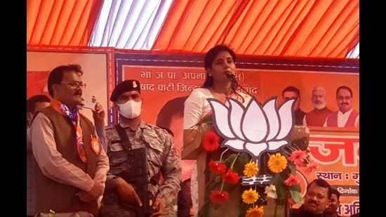 Anupriya Patel addressing a gathering in Sirathu. (HT PHOTO)