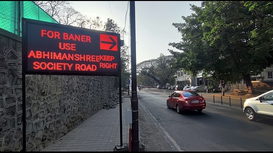 Digital signboard of diversion towards Abhimanshree society on Pashan road. (HT PHOTO)