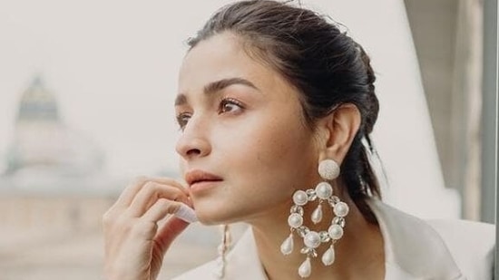 Alia Bhatt plays the titular role in Gangubai Kathiwadi.