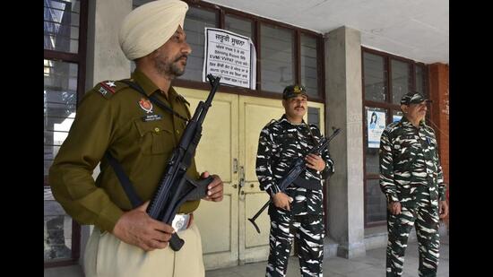 Security personnel standing guard outside a strong room in Amritsar where electronic voting machines (EVMs) have been kept after Sunday’s assembly elections in Punjab. (Sameer Sehgal/HT)