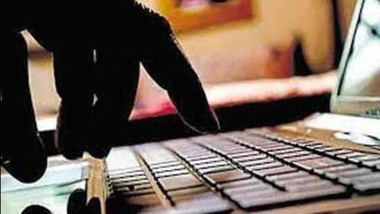 The police found that the gang have allegedly duped more than 240 people across India of ₹200 crore in 20 bank accounts.