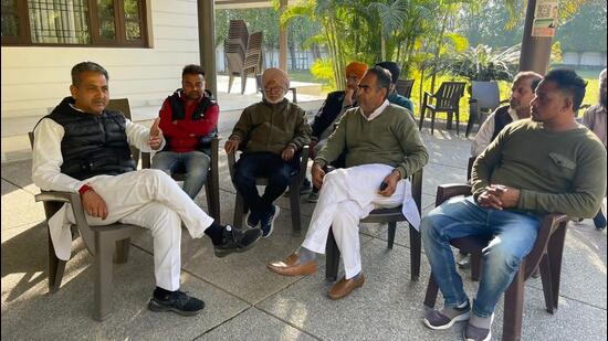 Congress’ Sangrur candidate Vijay Inder Singla convening a meeting at his residence. (HT Photo) Congress’ Sangrur candidate Vijay Inder Singla convening a meeting at his residence. (HT Photo)