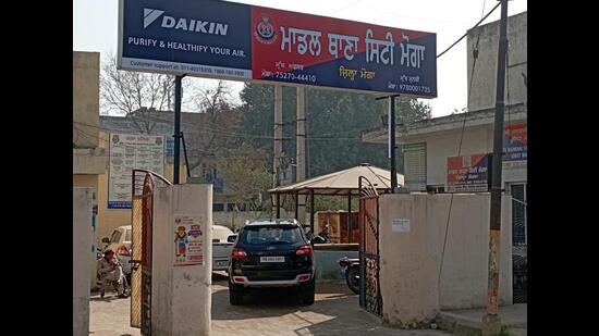 The SUV in which actor Sonu Sood was seated outside a polling booth at Landheke village in Moga assembly constituency on Sunday. It was impounded by the police on the complaint of the poll observer. (HT Photo)