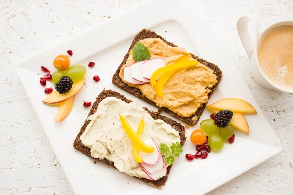The breakfast plate must contain important food groups like complex carbohydrates, high quality proteins, healthy fats, colourful fruits or vegetables.(Pixabay)