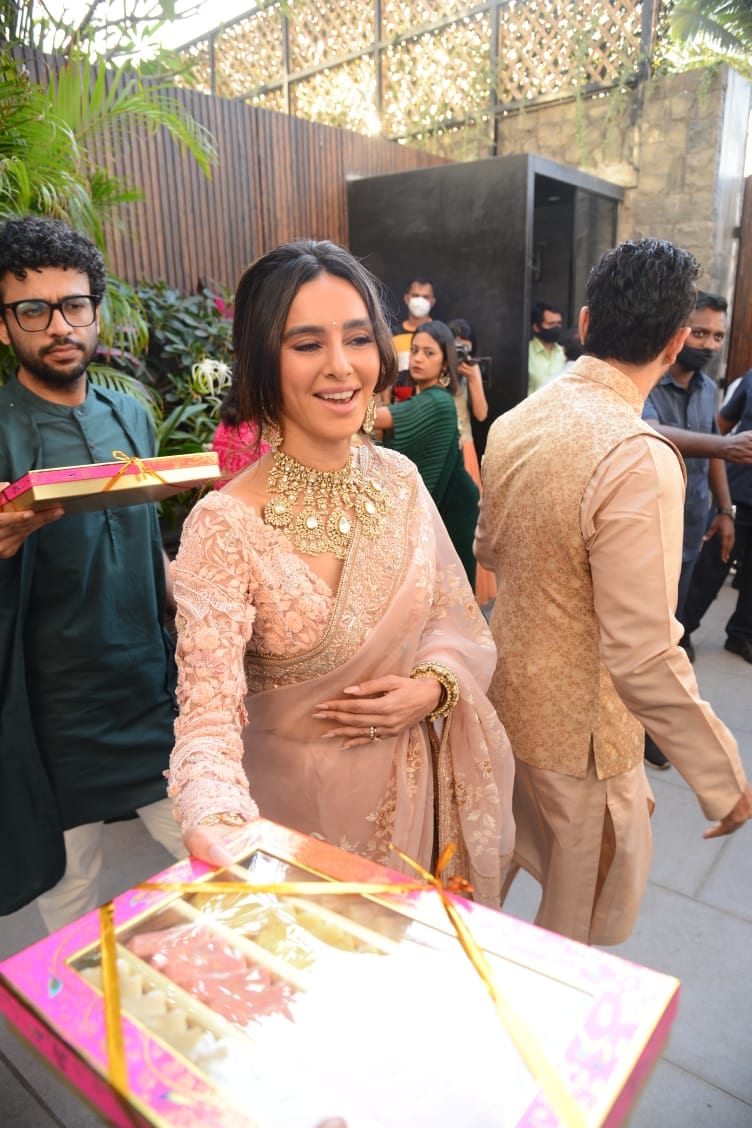 They distributed sweets to the paparazzo. They distributed sweets to the paparazzo.